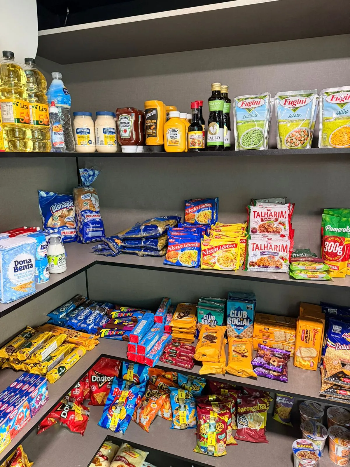 Produtos variados nas prateleiras