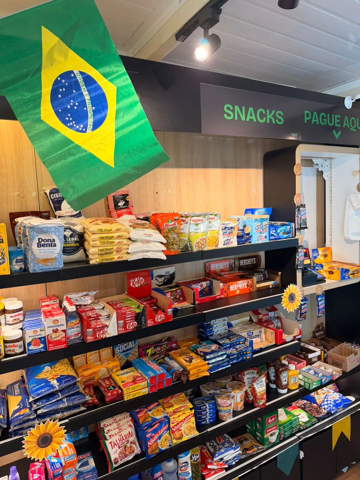 Prateleiras de snacks do minimercado conven.ali